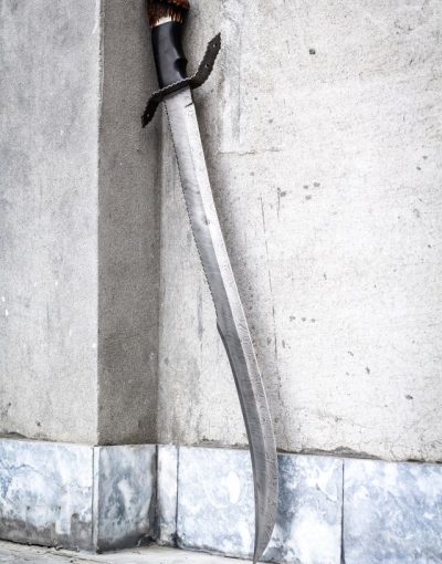 Silbernes Schwert in einer Mauerecke